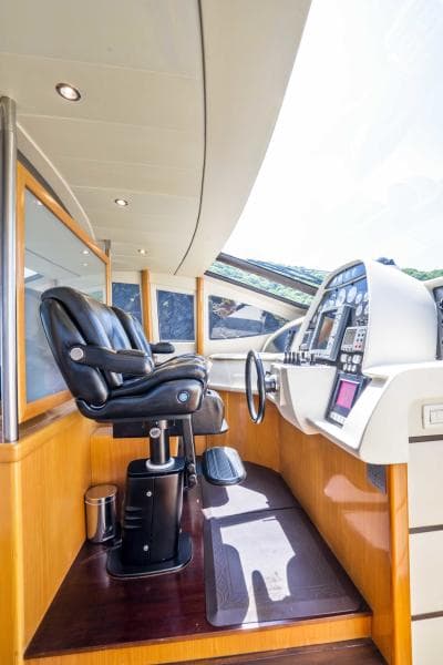 2005 Pershing 76 Motor Yacht - Denise - Helm