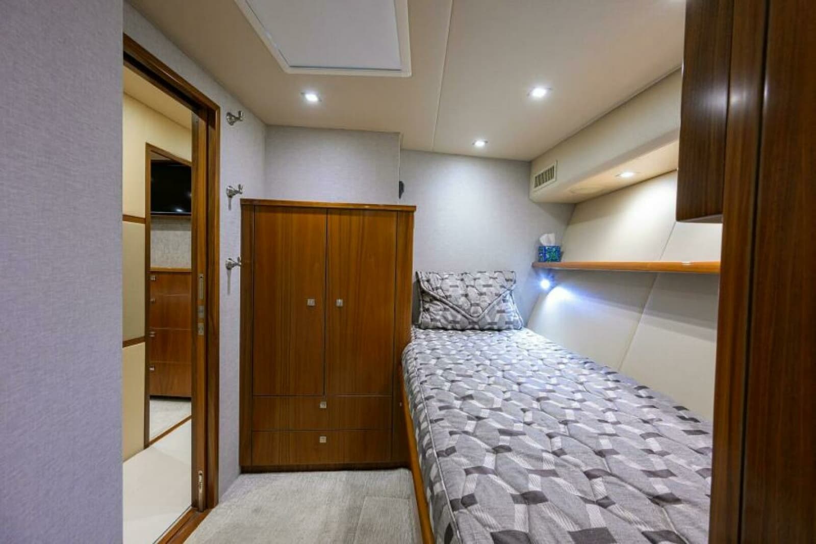 2019 Viking 80 Convertible - Photo 29