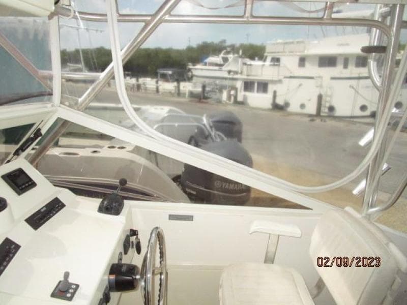 25' Carolina Classic helm starboard