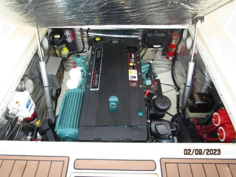 25' Carolina Classic engine compartment