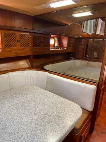 1989 Heritage East Sundeck Trawler