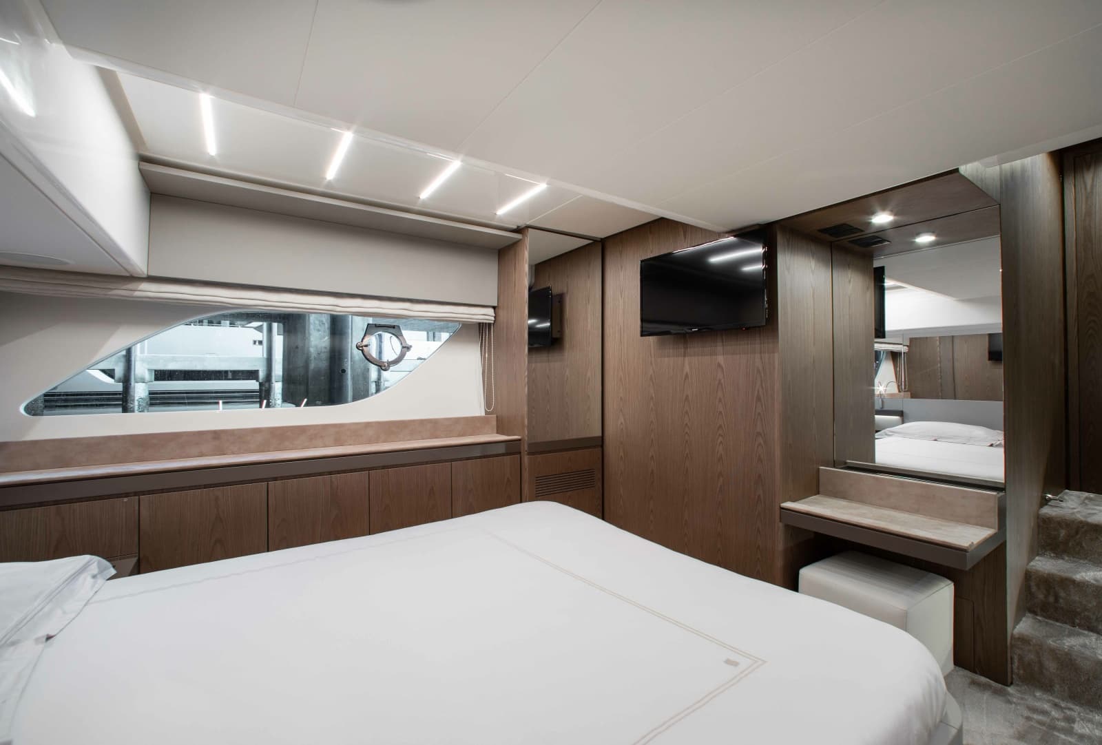 2022 Ferretti Yachts 550