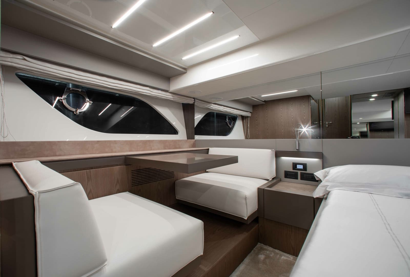 2022 Ferretti Yachts 550