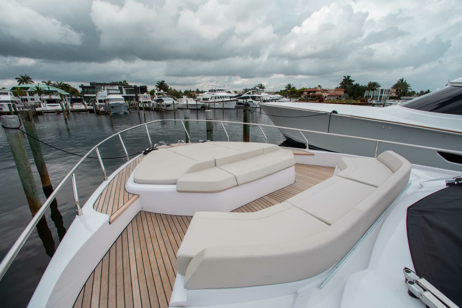 2022 Ferretti Yachts 550