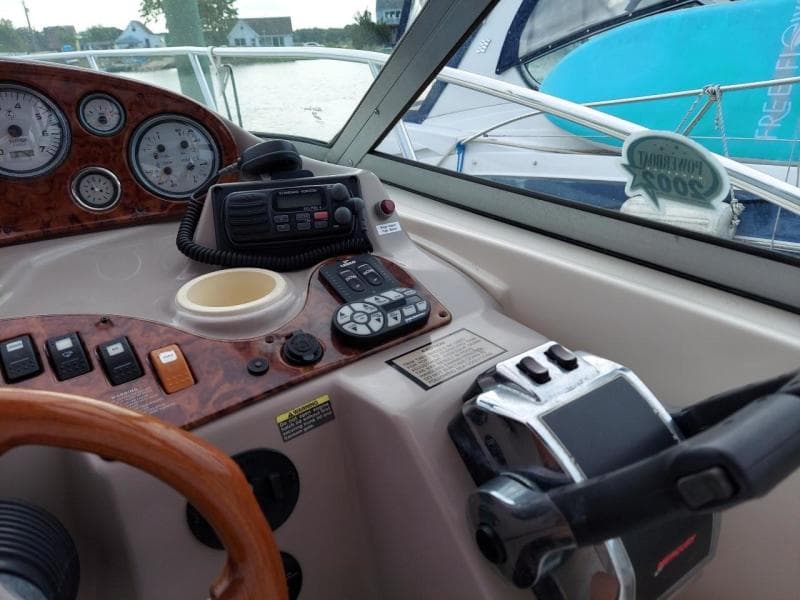 2004 Rinker 342 Fiesta Vee
