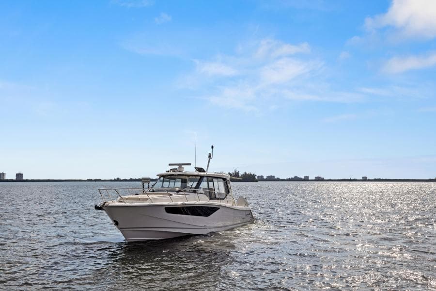 2022 Boston Whaler 405 Conquest