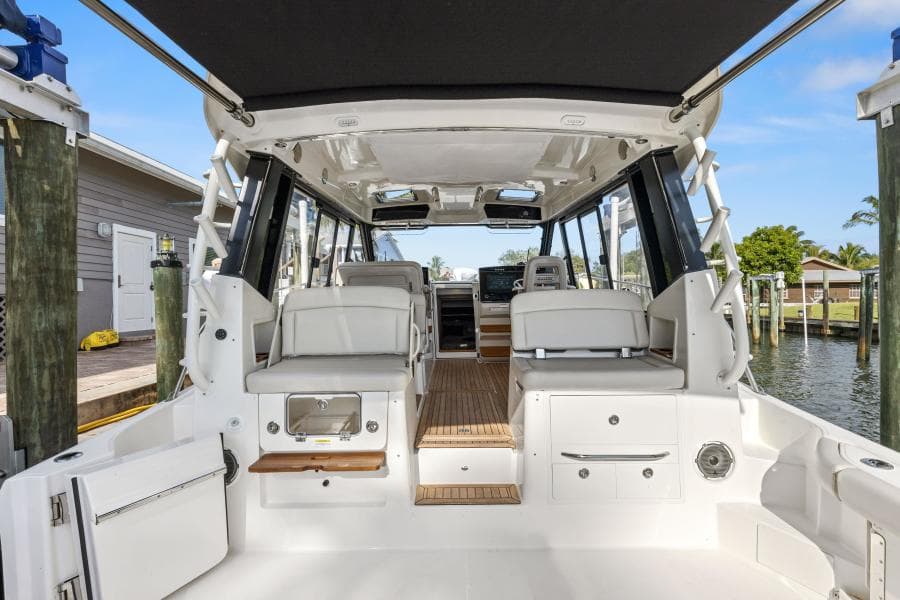 2022 Boston Whaler 405 Conquest