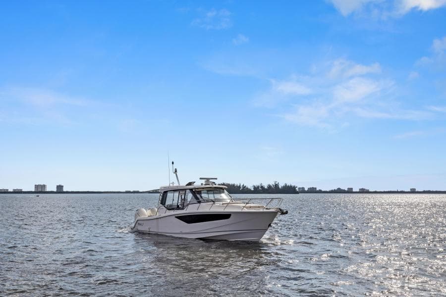 2022 Boston Whaler 405 Conquest