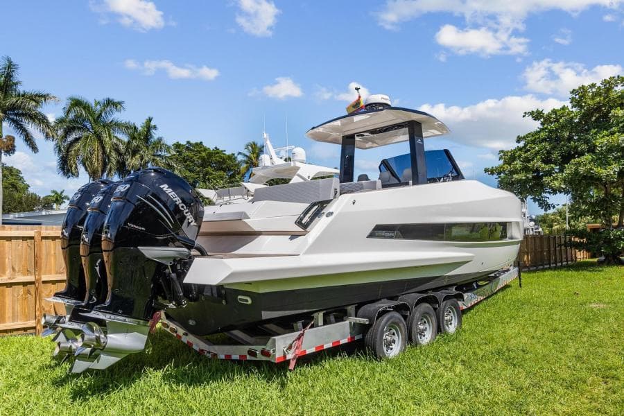 2023 Astondoa 377 Coupe Outboard