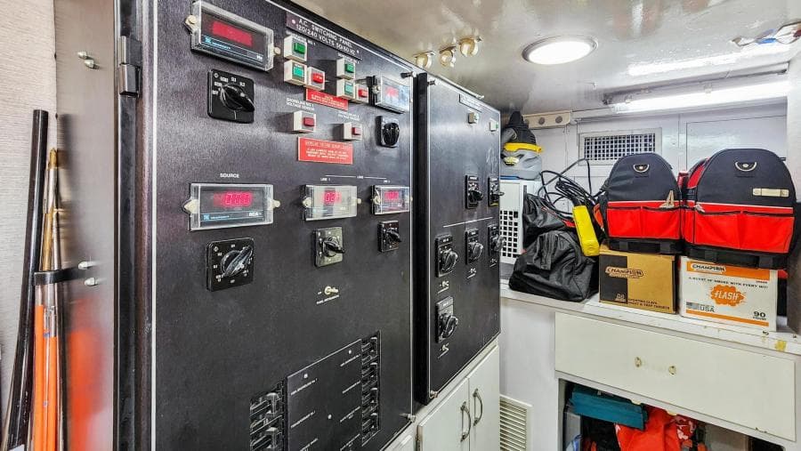 1998 Hatteras 82 Convertible