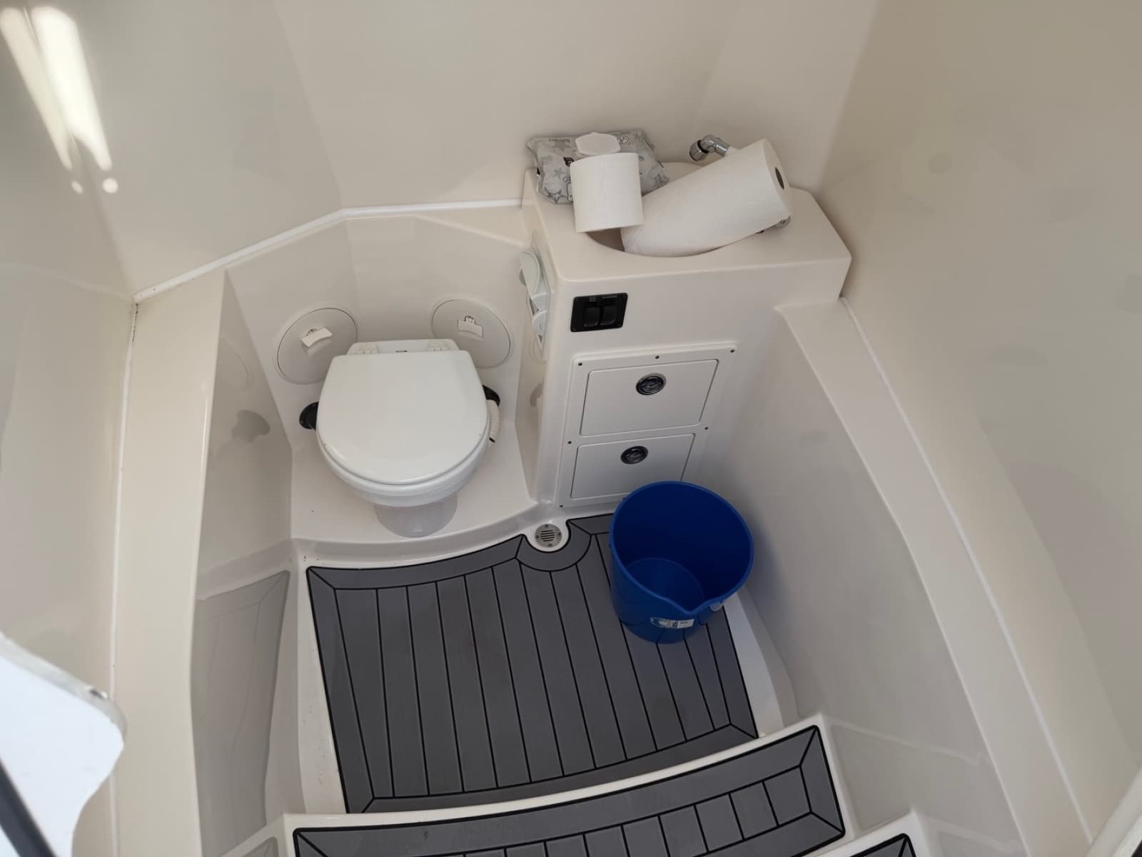 2020 Cobia 301 - Photo 16