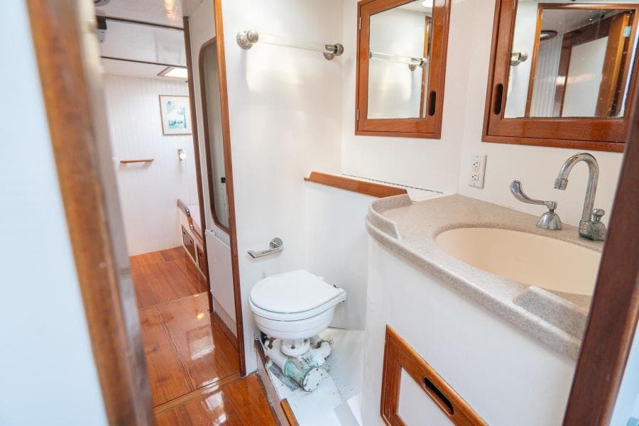 Day Head/Starboard Guests Stateroom Head