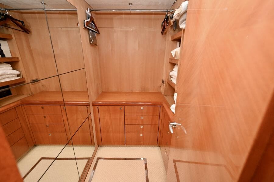 2005 Sunseeker Yacht