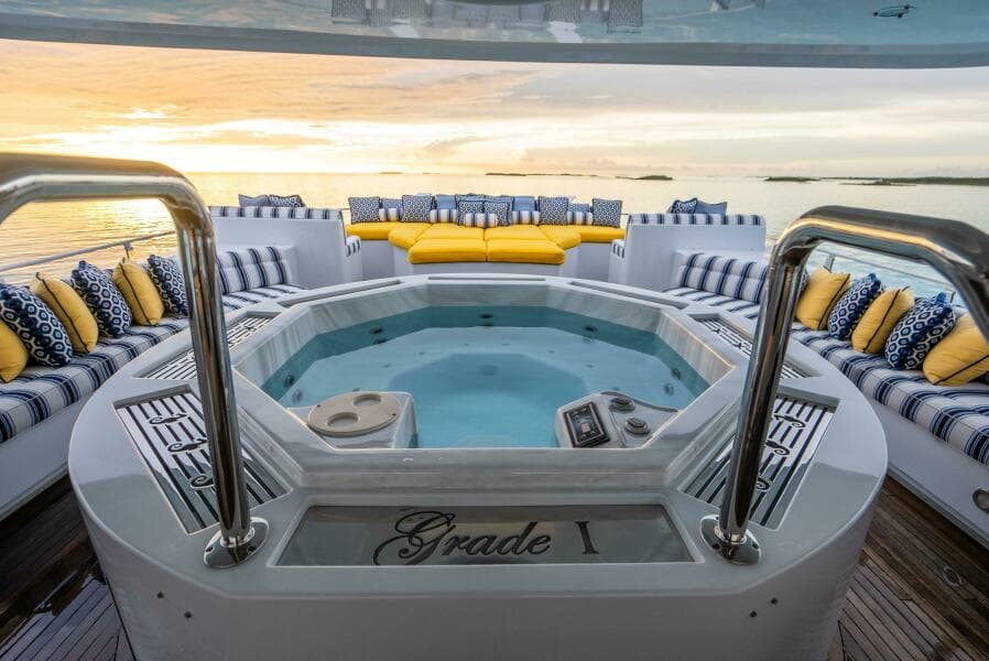 SUNDECK HOT TUB