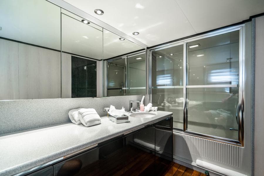 GUEST STATEROOM HEAD