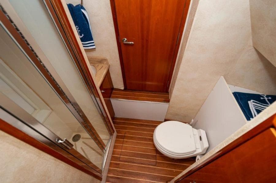 2002 65 Hatteras Convertible Moontan Crew Head