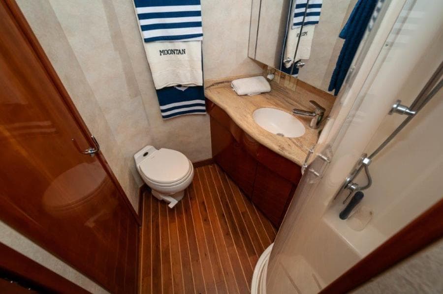 2002 65 Hatteras Convertible Moontan VIP Head (2)