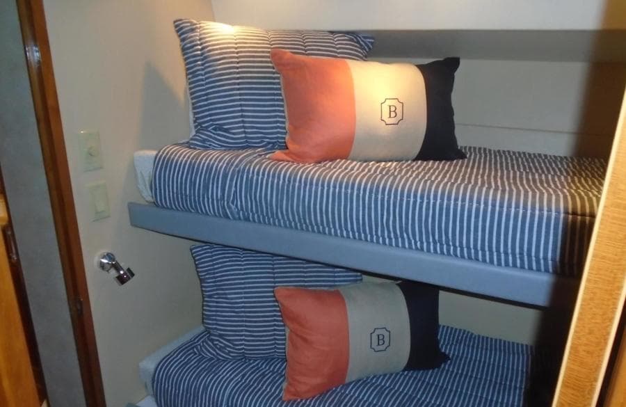 2002 65 Hatteras Convertible MOONTAN Guest Stateroom