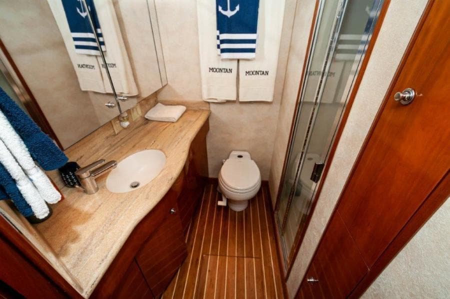 2002 65 Hatteras Convertible Moontan Master Head