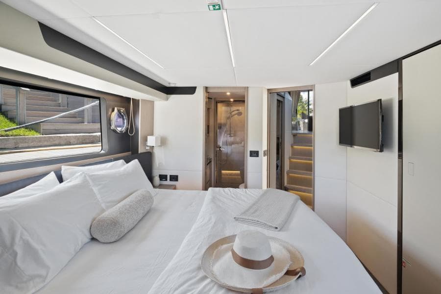 2022 Absolute 48 Coupe