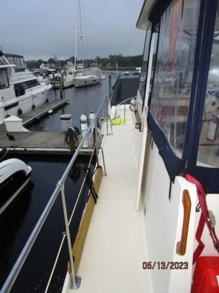 36' Kadey-Krogen port side deck2