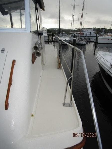 36' Kadey-Krogen port side deck1