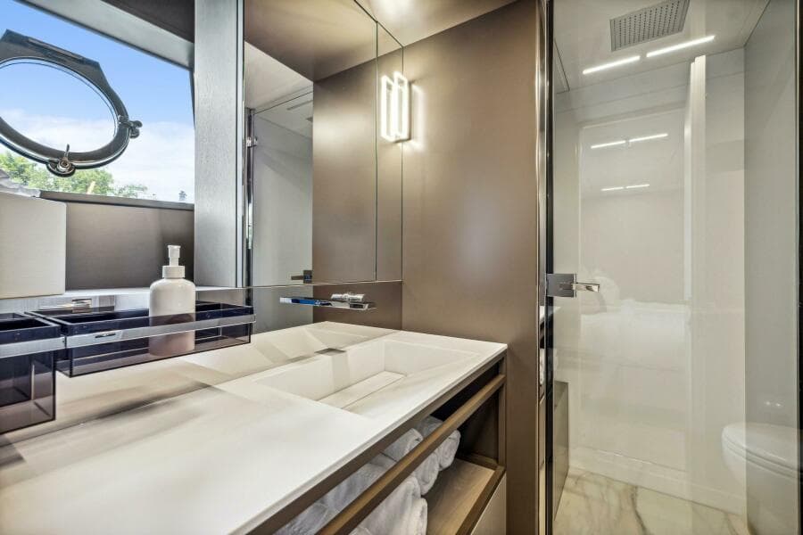 2021 Ferretti Yachts 850