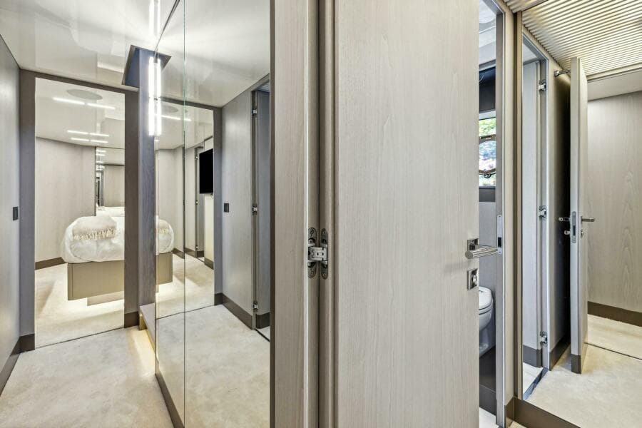 2021 Ferretti Yachts 850