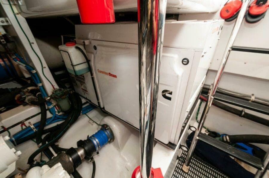 2016 Hatteras GT60  KNOT ON CALL  Stbd Generator