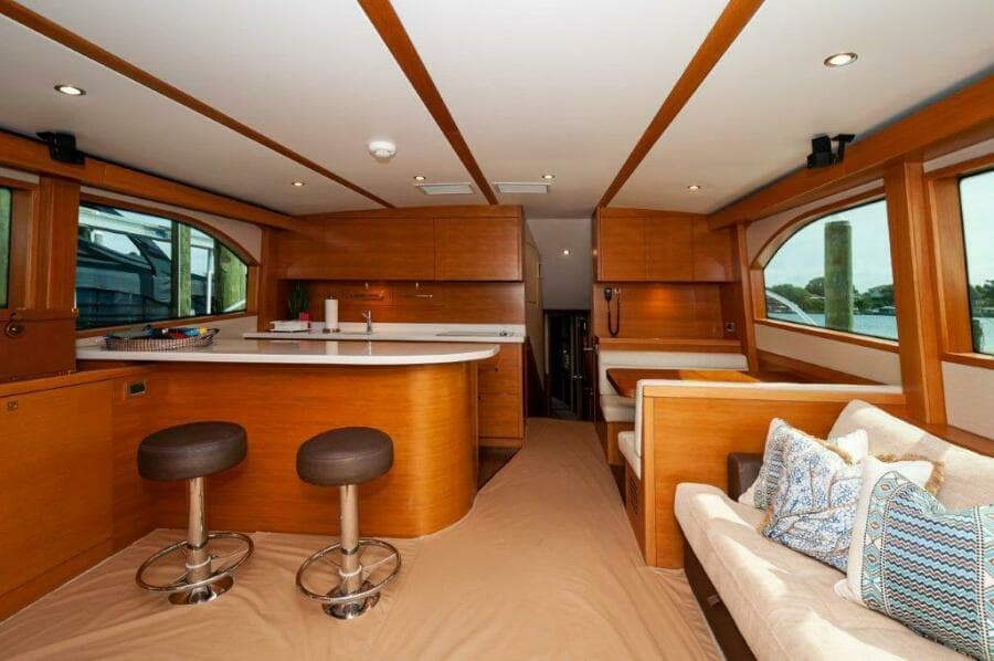 2016 Hatteras GT60  KNOT ON CALL  Salon 4