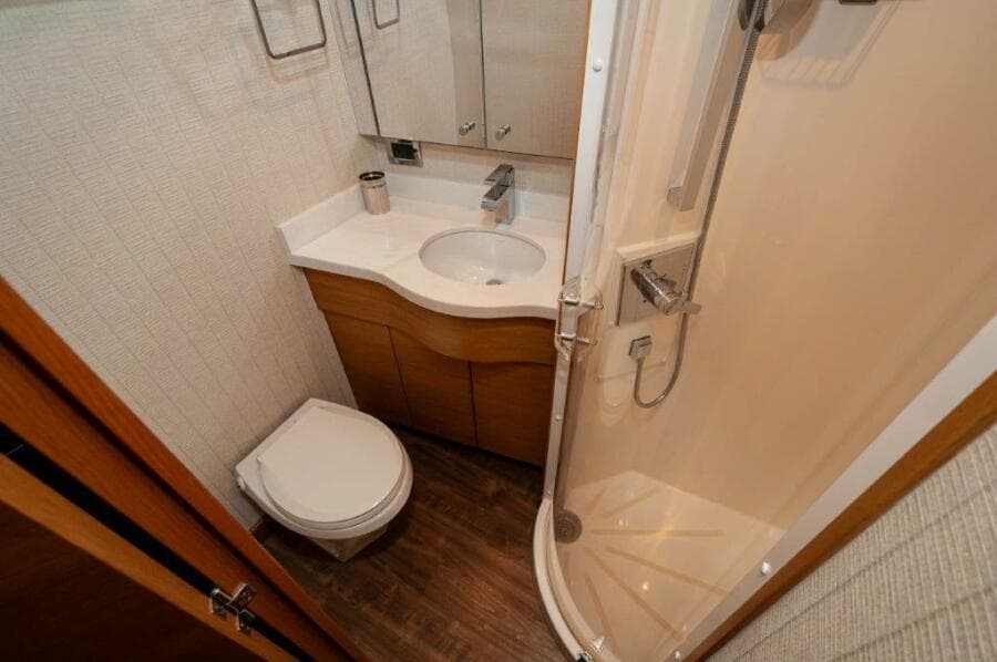 2016 Hatteras GT60  KNOT ON CALL  Guest Head (2)