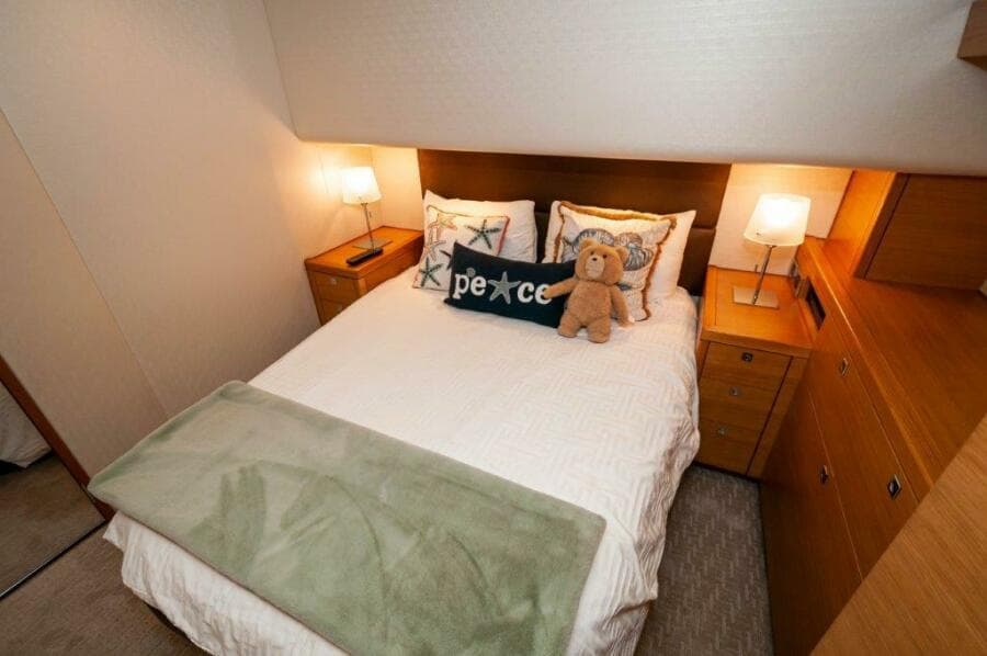 2016 Hatteras GT60  KNOT ON CALL  Master SR 3