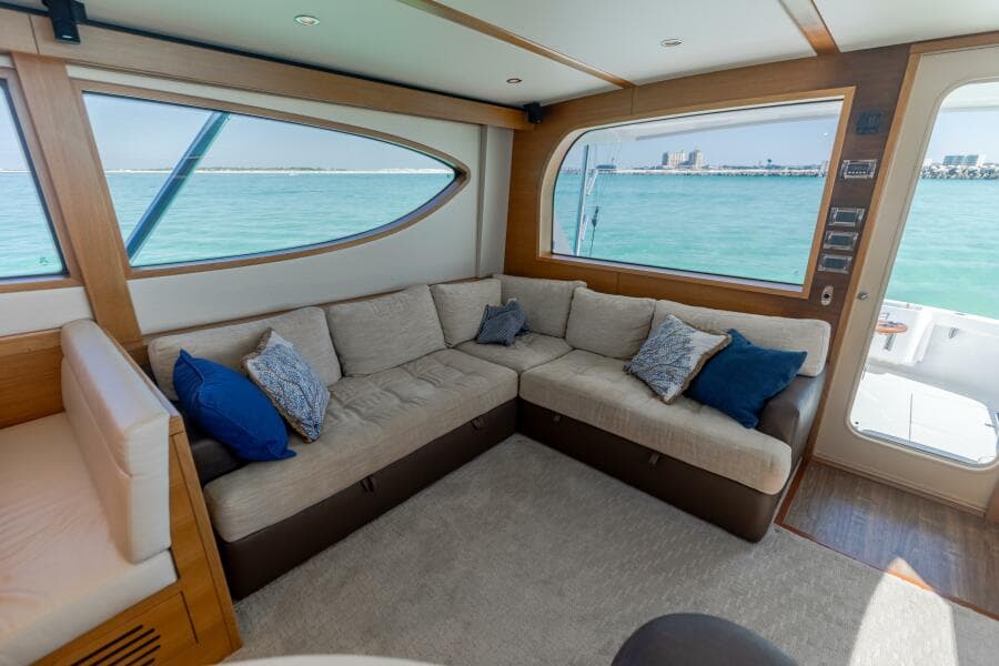 2016 Hatteras GT60  KNOT ON CALL  Salon 2