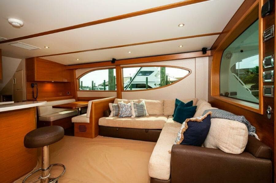 2016 Hatteras GT60  KNOT ON CALL  Salon 3