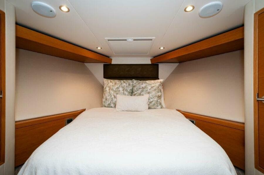 2016 Hatteras GT60  KNOT ON CALL  VIP SR 2