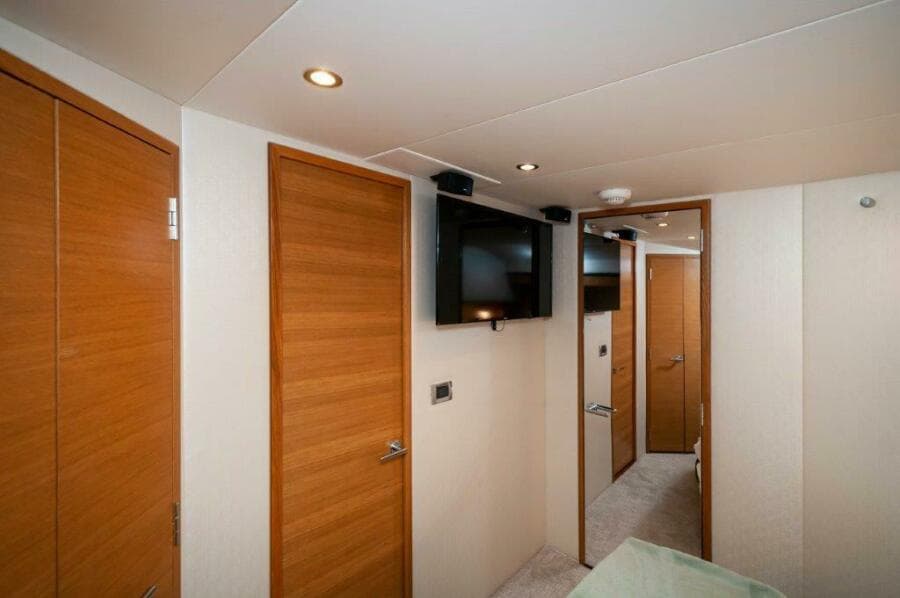 2016 Hatteras GT60  KNOT ON CALL  Master SR 2