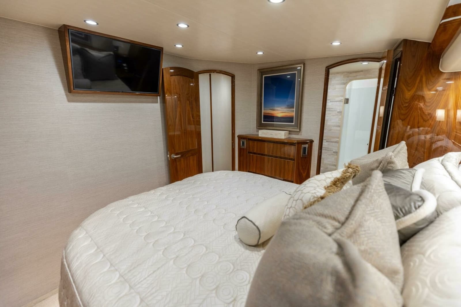 2018 Viking 62 Convertible - Photo 14