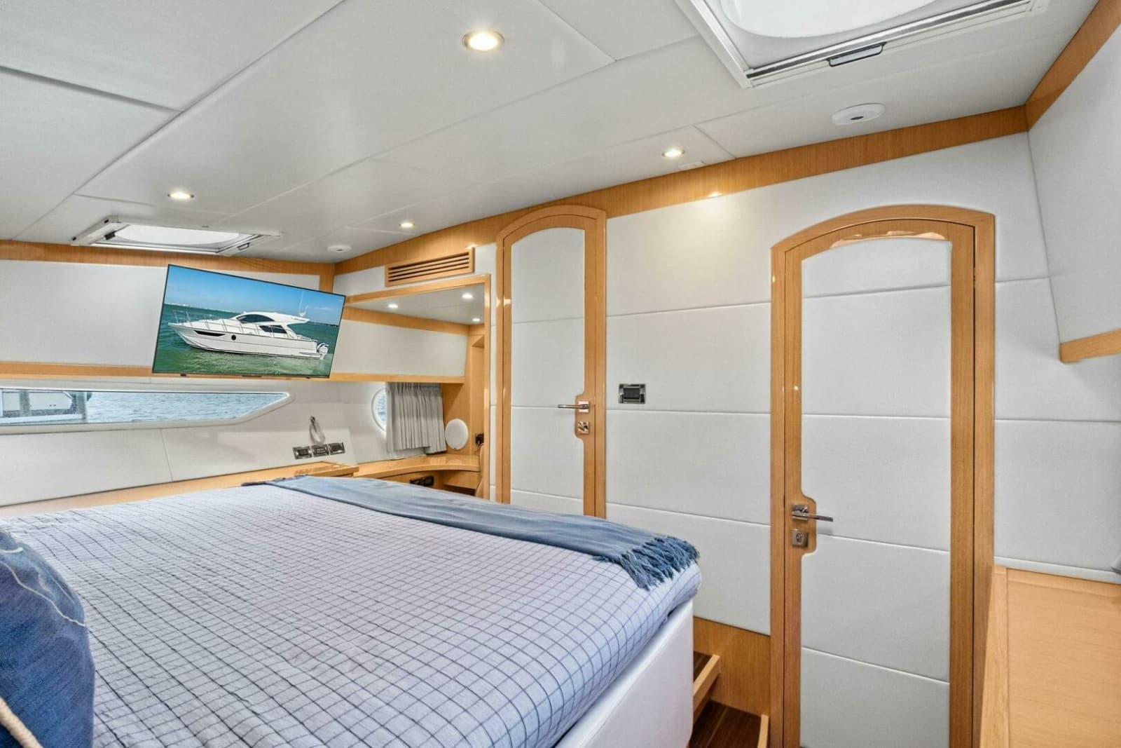 2018 Mares 47 Outboard Express Catamaran - Photo 32