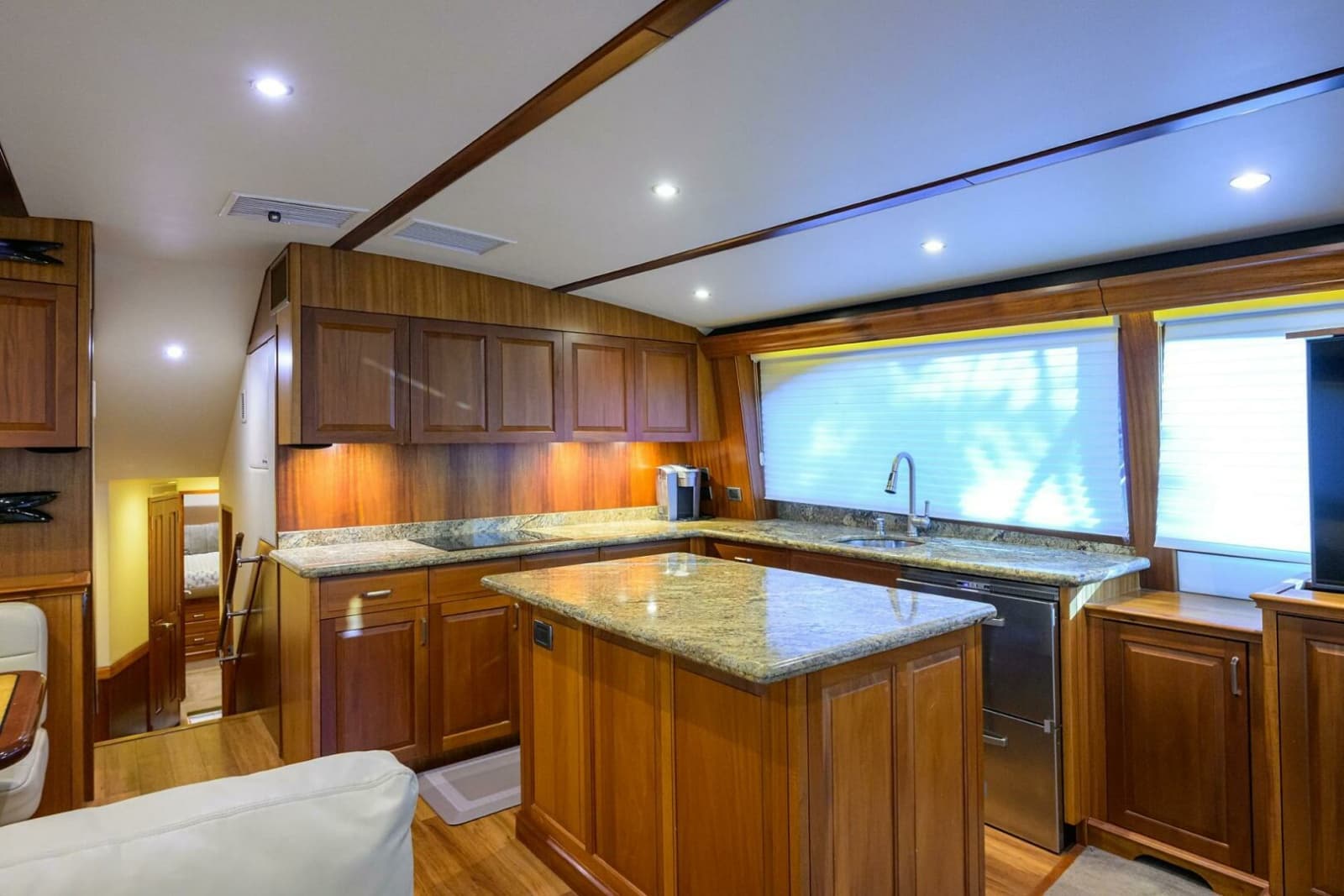 2013 Hatteras GT63 - Photo 9