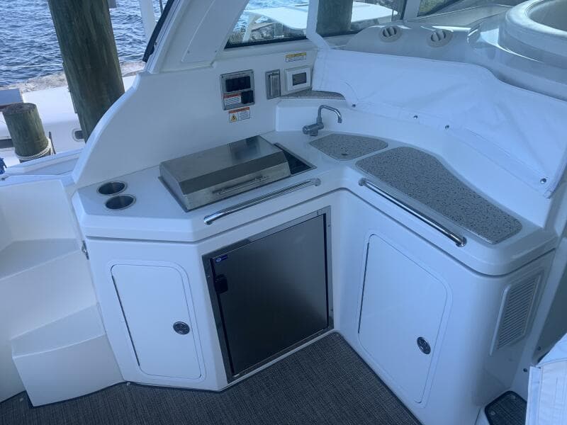 2011 Cruisers Yachts 420 Sports Coupe