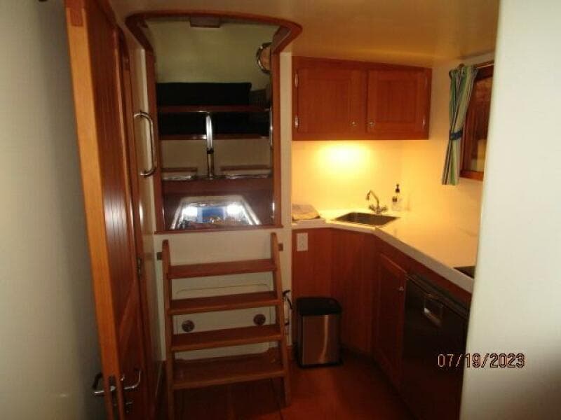 43' Flowers galley3