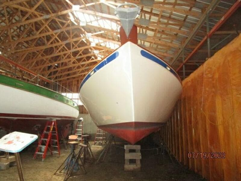 43' Flowers forward profile