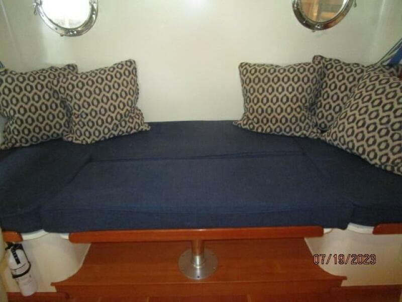 43' Flowers pilothouse seating2