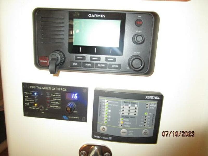 43' Flowers pilothouse helm electronics