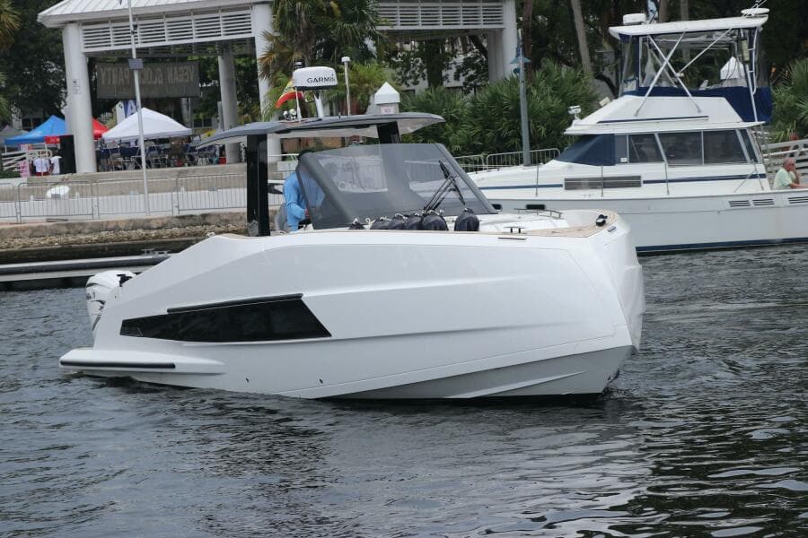 2024 Astondoa 377 Coupe Outboard