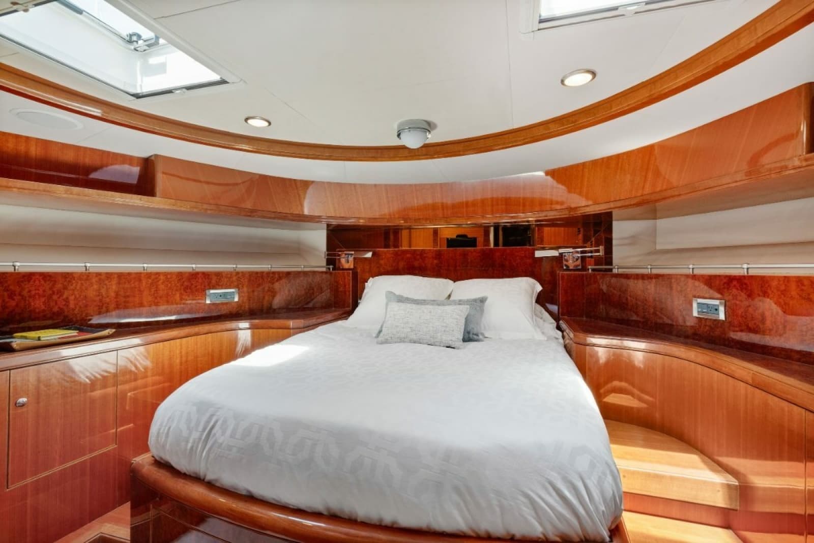 2009 Ocean Alexander 74 Flybridge - Photo 19