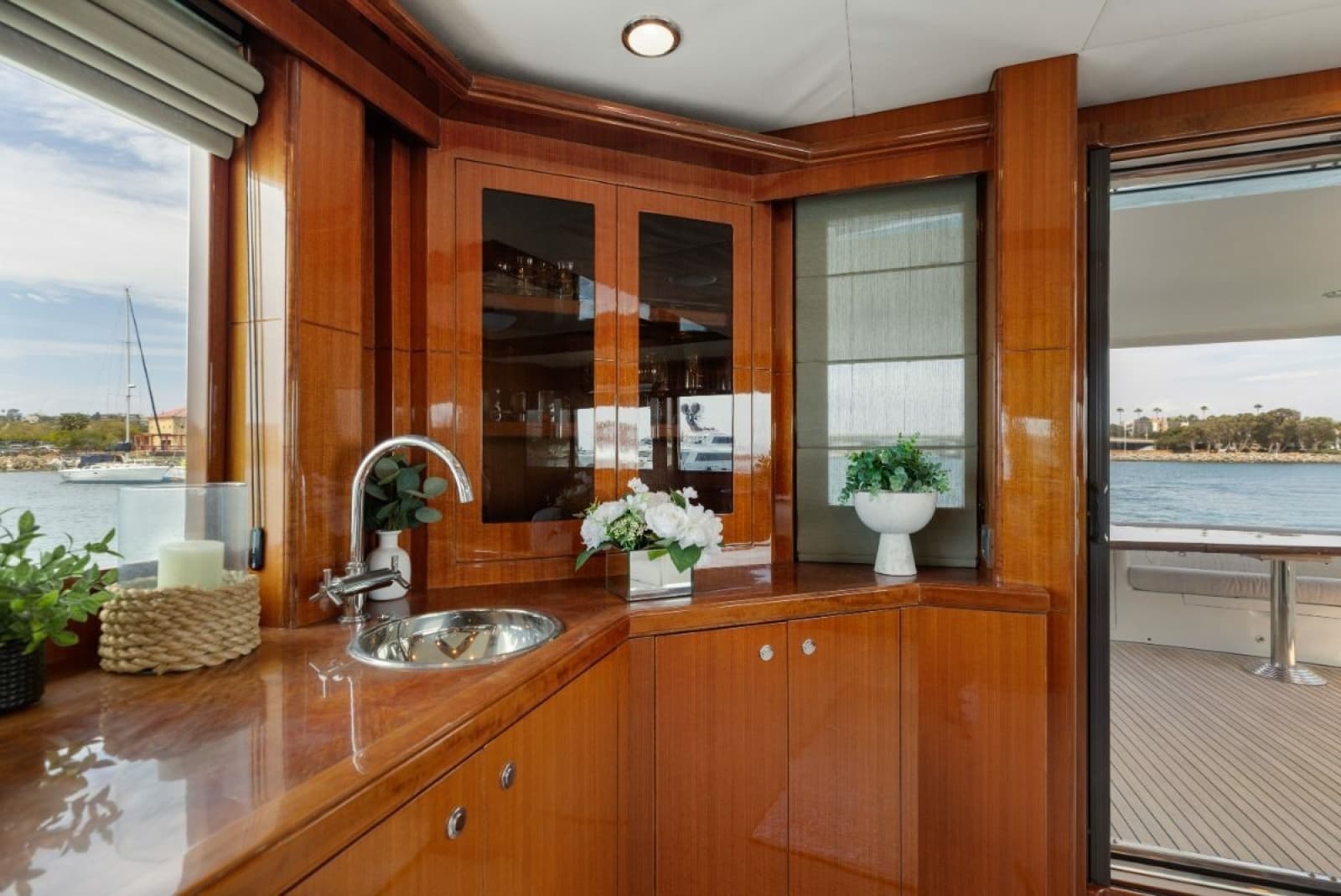 2009 Ocean Alexander 74 Flybridge - Photo 6