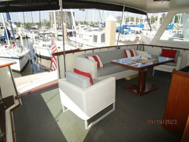 63' Hatteras aftdeck1
