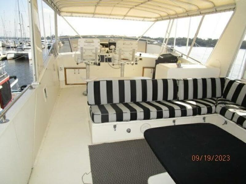 63' Hatteras flybridge forward