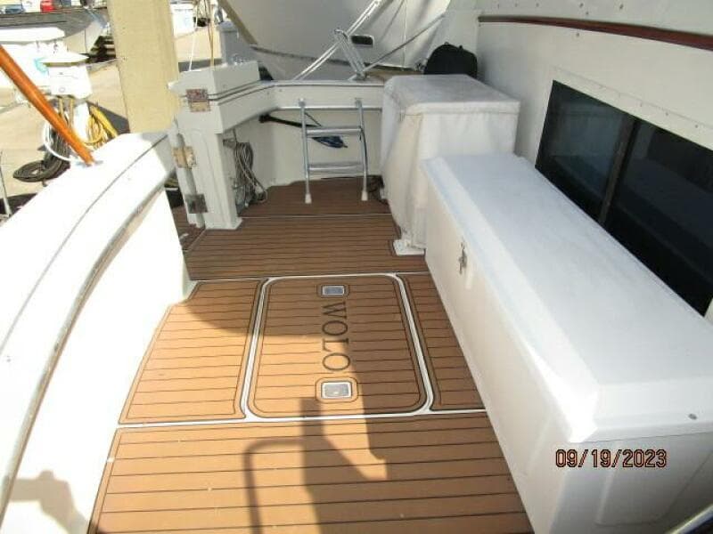63' Hatteras cockpit port